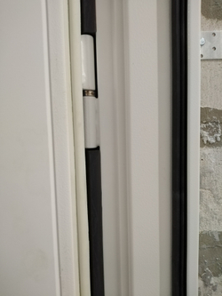 Входная дверь в квартиру с зеркалом Лабиринт Платинум 18 Белое дерево