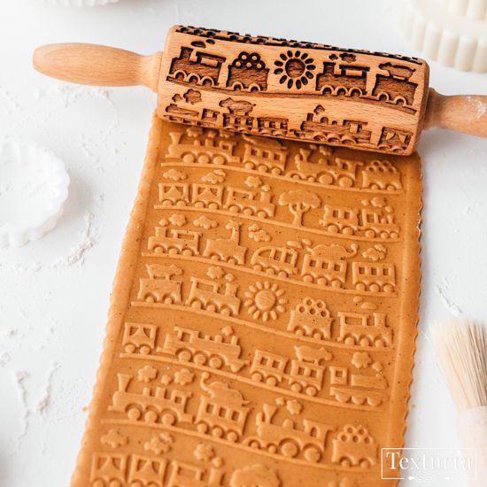 Малая скалка с узором Паровозики