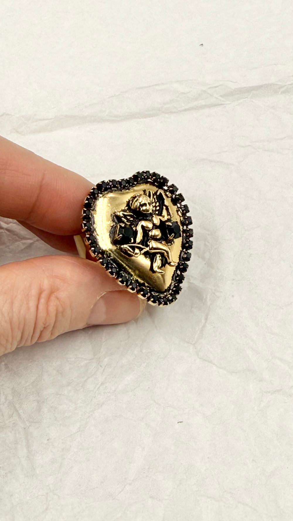 Кольцо сердце с ангелом со стрелой, по краю черные кристаллы, золото антик