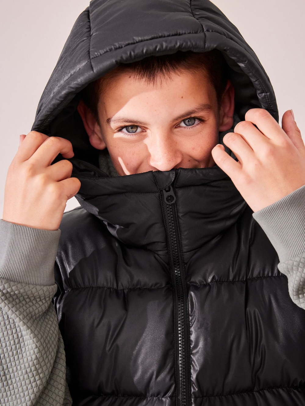 Жилет утепленный с капюшоном для мальчика Next Q96-674, Черный