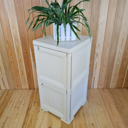 Тумба-шкаф пластиковая "УЮТ", с усиленными рёбрами жёсткости, две дверцы (верхняя сплошная, нижняя плетёная). Цвет: Бежевый с бежевыми дверцами.