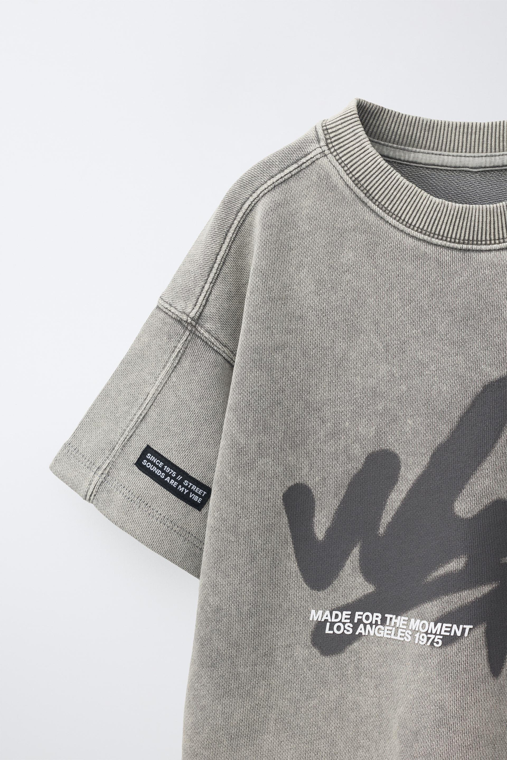 ZARA ФУТБОЛКА С ЭФФЕКТОМ ПОТЕРТОСТИ И ГРАФФИТИ, СЕРЫЙ