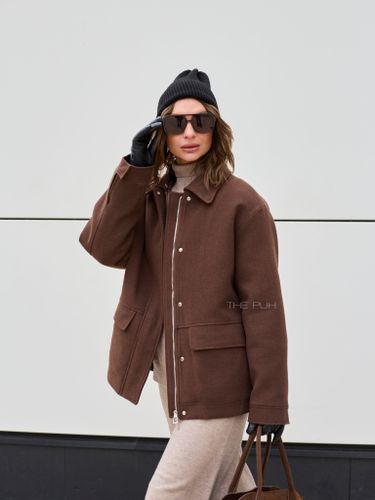 Коричневая куртка с меховым воротником