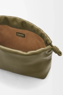 Loewe Сумка Flamenco среднего размера из мягкой кожи ягненка наппа, темный хаки