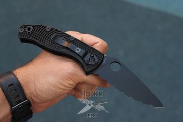 Складной нож Spyderco Tenacious Lightweight 122SBBK c клинком из стали 8Cr13MoV, рукоять FRN