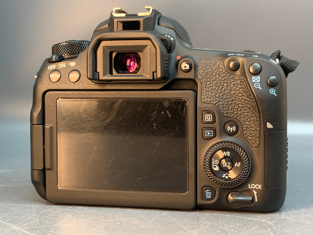 Canon 77D kit 18-55mm 3.5-5.6 IS STM 1650 кадров