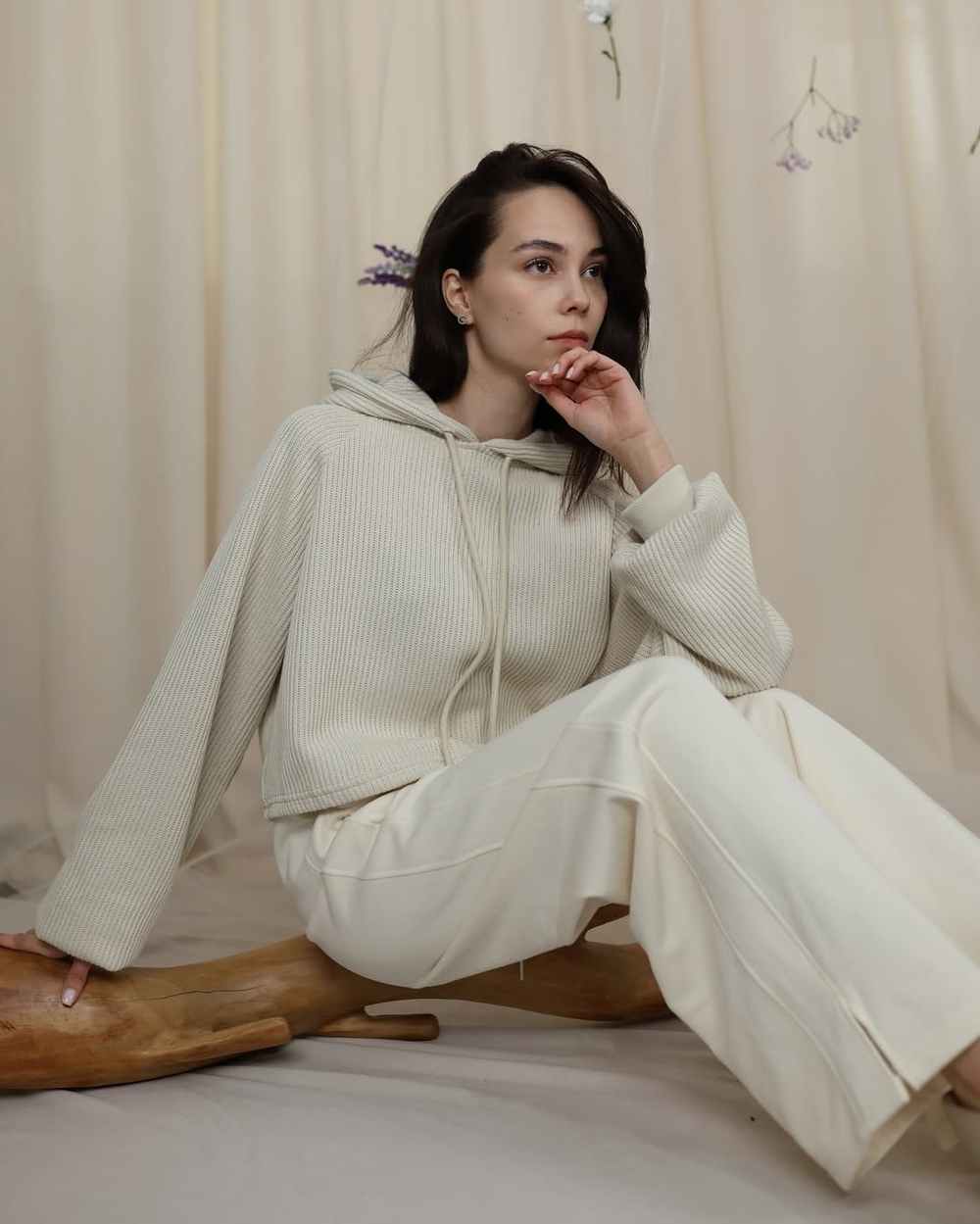 костюм с худи и брюками