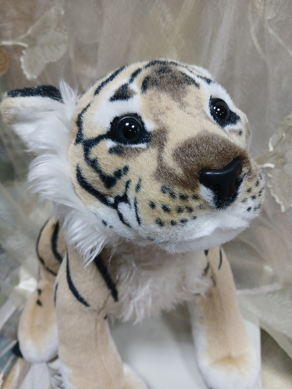 Тигр бежевый, 26 см, сидит