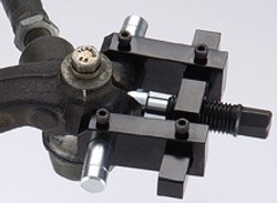 Приспособление для расклинивания посадочных мест на поворотном кулаке