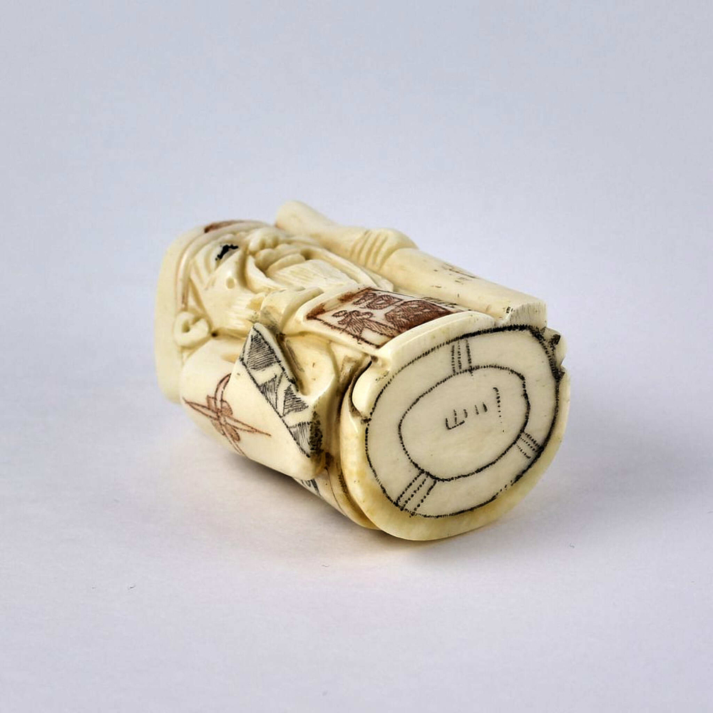 Нэцкэ Дзюродзин с посохом и табличкой "Счастье"