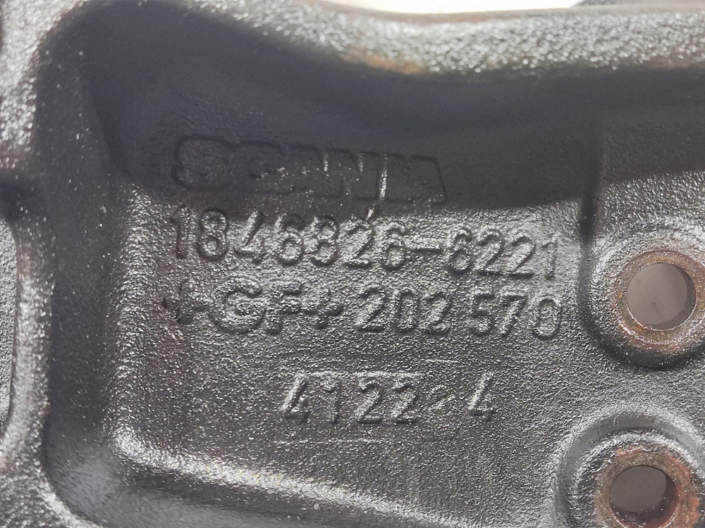 Кронштейн переднего бампера левый