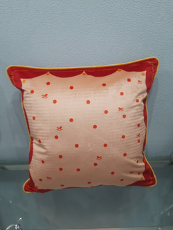 Подушка бархатная с красной лошадкой