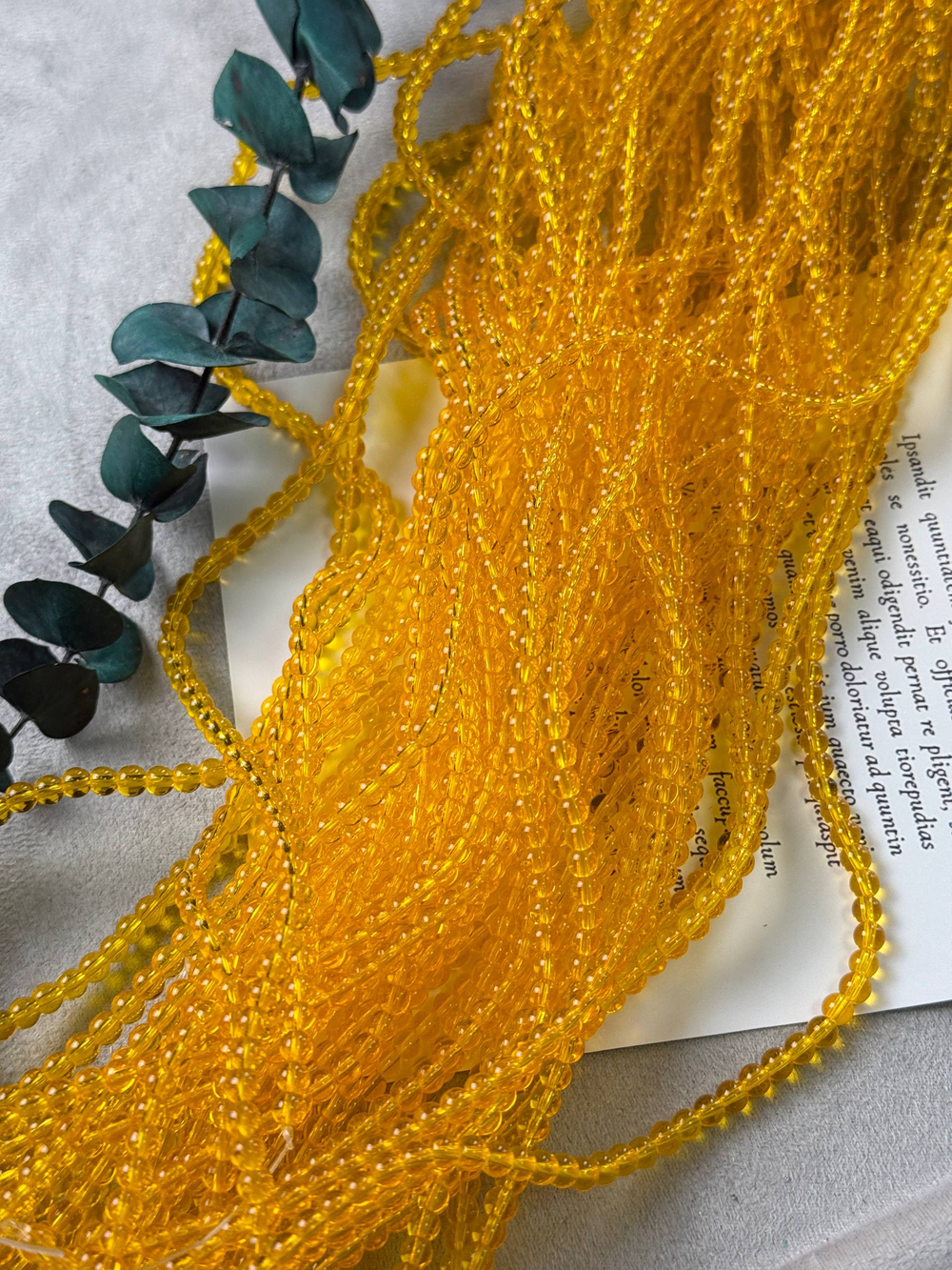 Стеклянные бусины 4 мм, нить 38 см, светлый мед