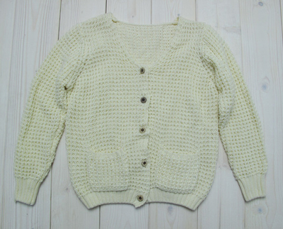 Кофта детская рельефной вязки на пуговицах