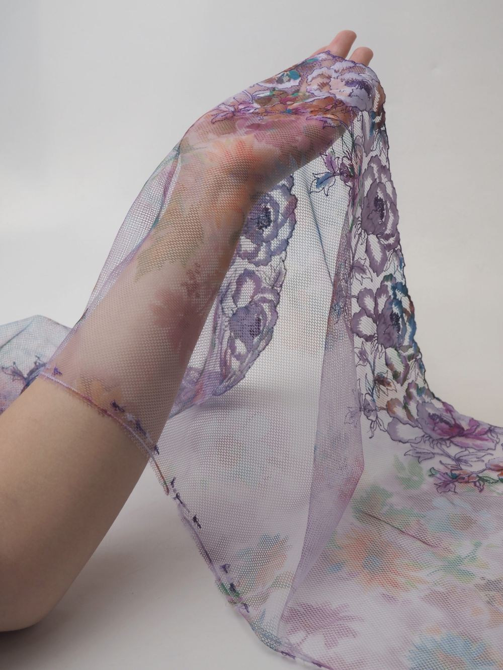 Вышивка на сетке мультиколор ширина 27 см ОТРЕЗЫ