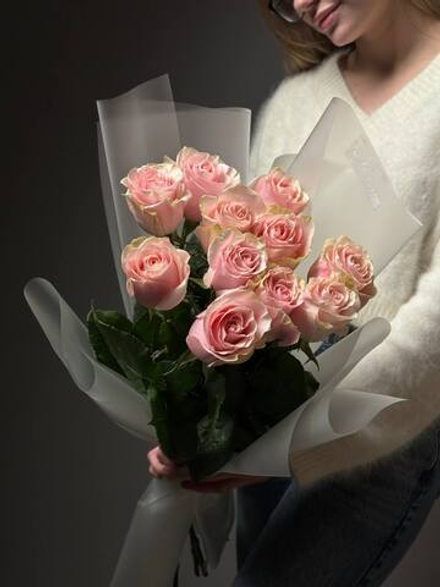 Букет из 11 розовых роз в упаковке