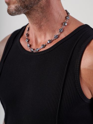 Черная майка с декоративными швами