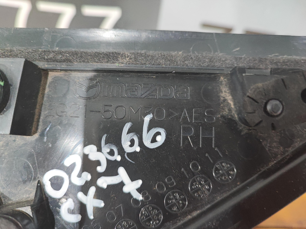 Накладка Уголок двери задней правой Mazda CX-7 (ER) 06-12 Б/У Оригинал EG2150M30