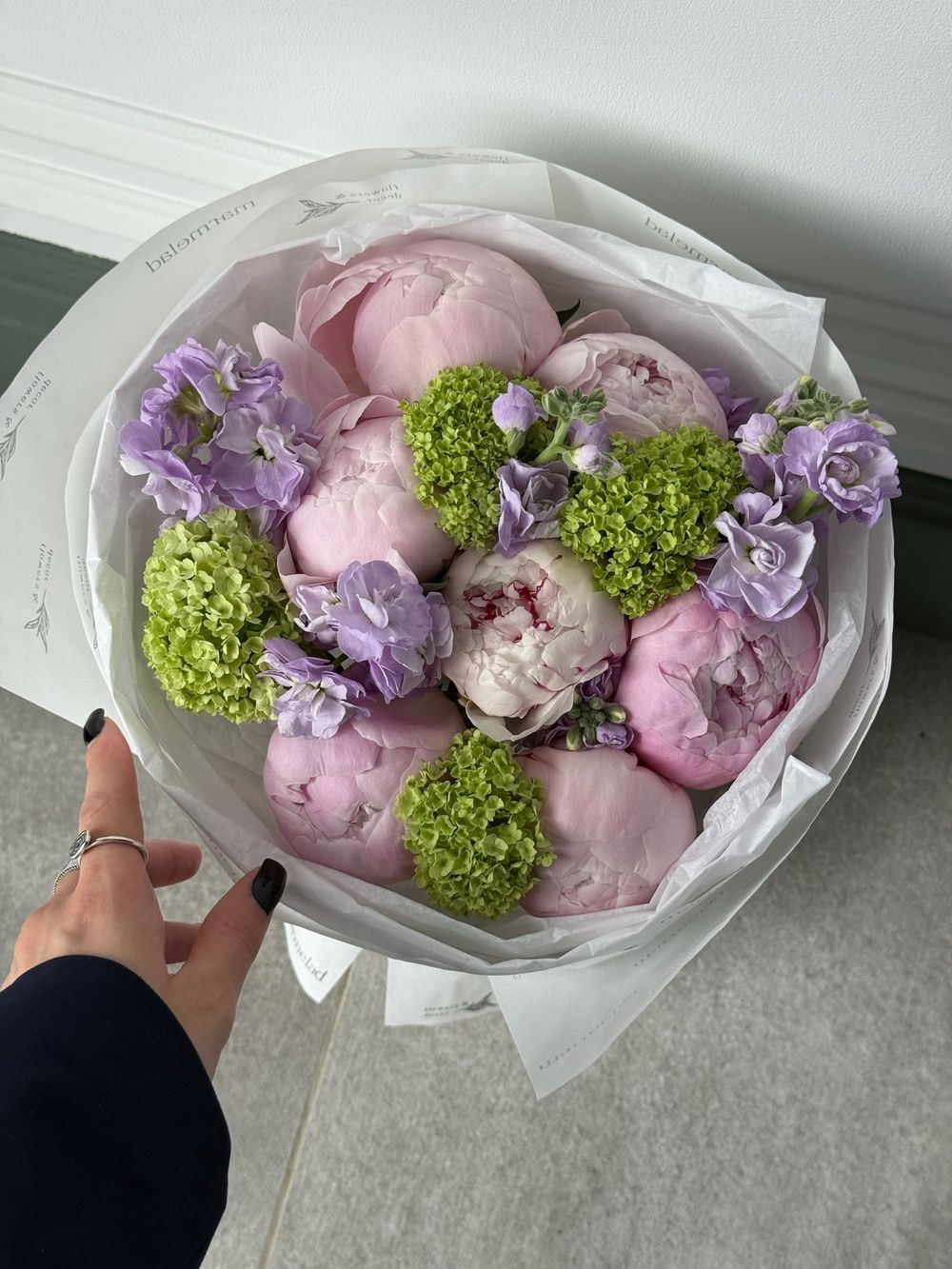 Букет сборный из пионов, вибурнума и маттиолы