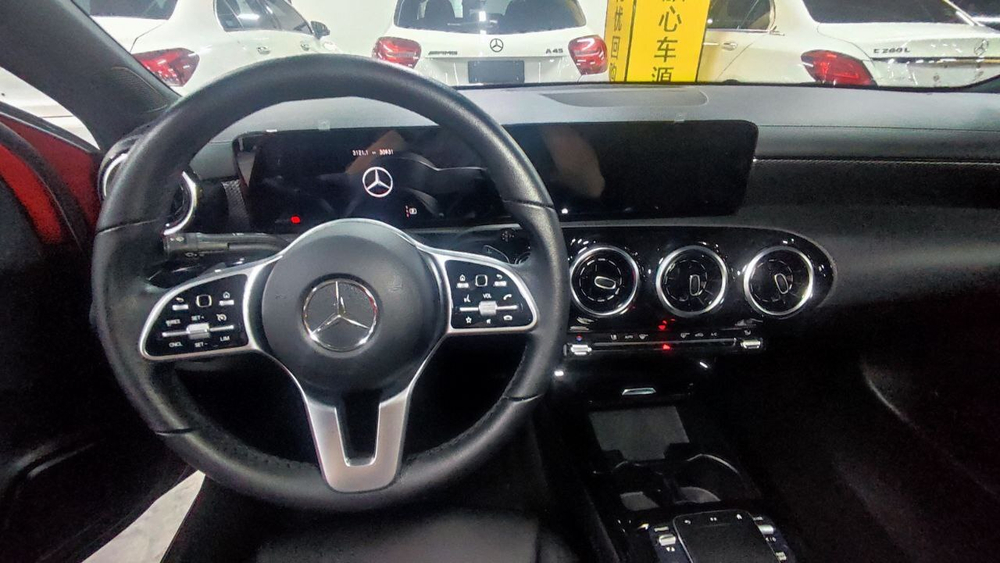 Mercedes-Benz A 200 L Sports Sedan Dynamic