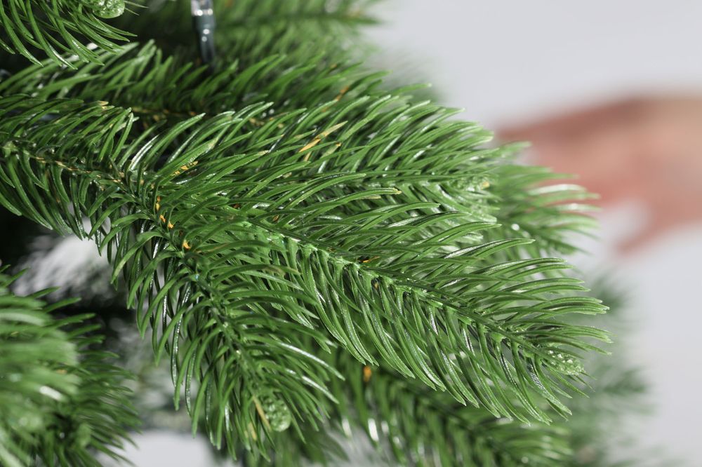 Елка с гирляндой встроенной «Королева леса» (Литая хвоя) 270 см / 2,7 м