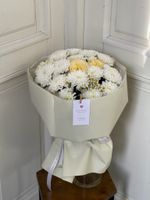 Букет из хризантемы, кустовой пионовидной розы, минигерберы и ромашки