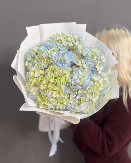 Букет с 7 голубыми гортензиями