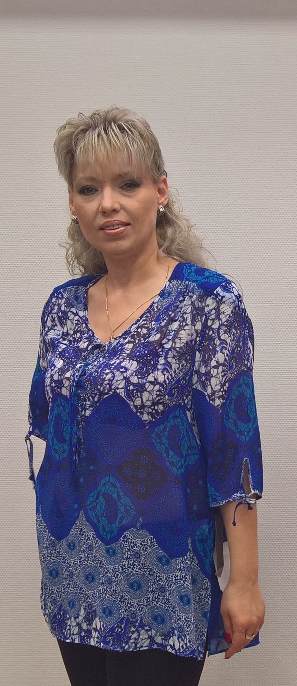 Летний блузон сине-белой расцветки с вязками