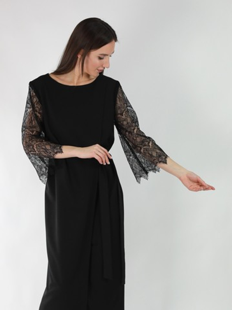 Платье с ассиметричным запахом и рукавами из фактурного кружева