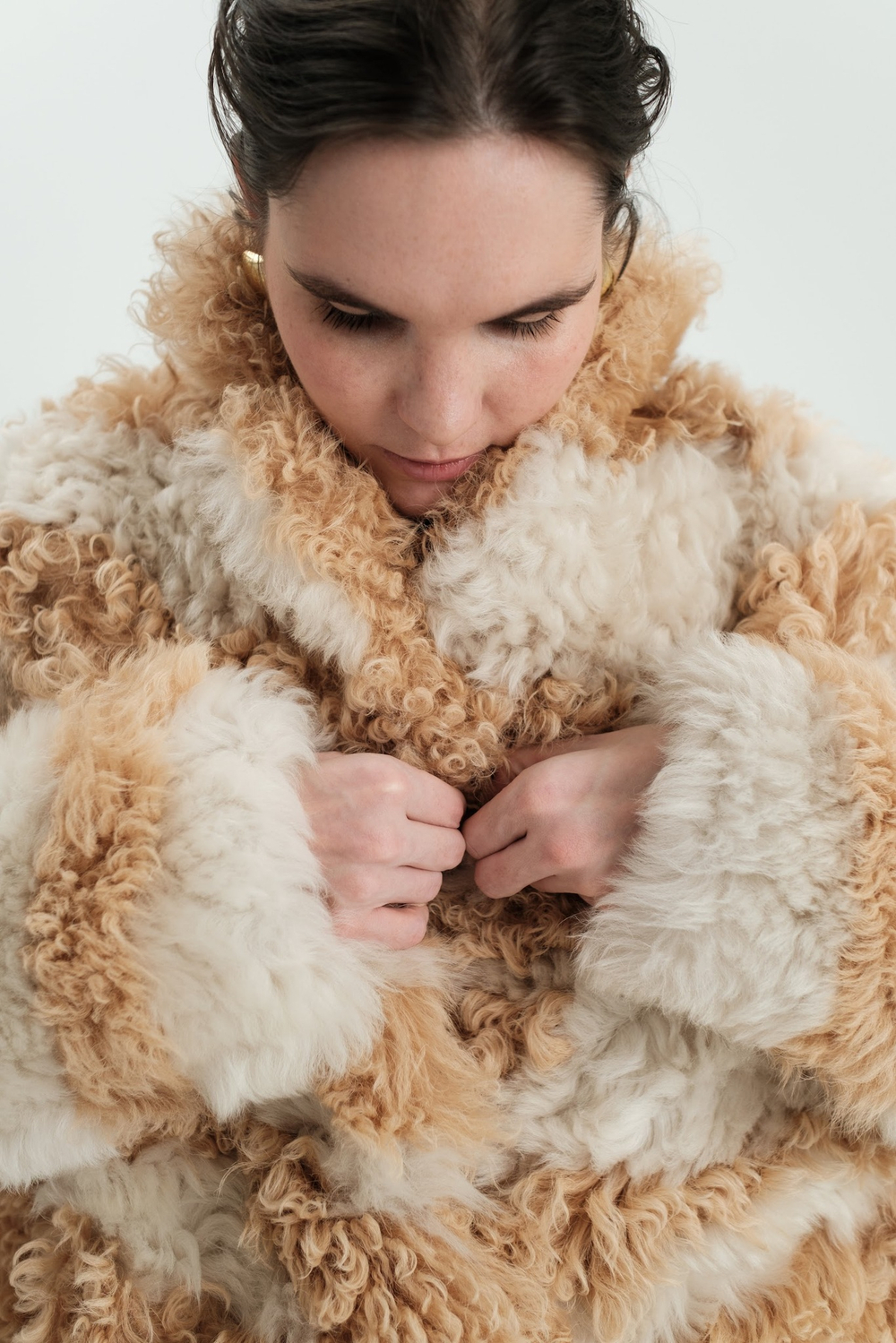 Бело-бежевая шуба из испанской овчины тиградо