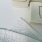 Полотенце махровое 70*140см «Vivien» цвет белый жасмин 01000 плотность 400гр/м2 с петелькой-подвесом