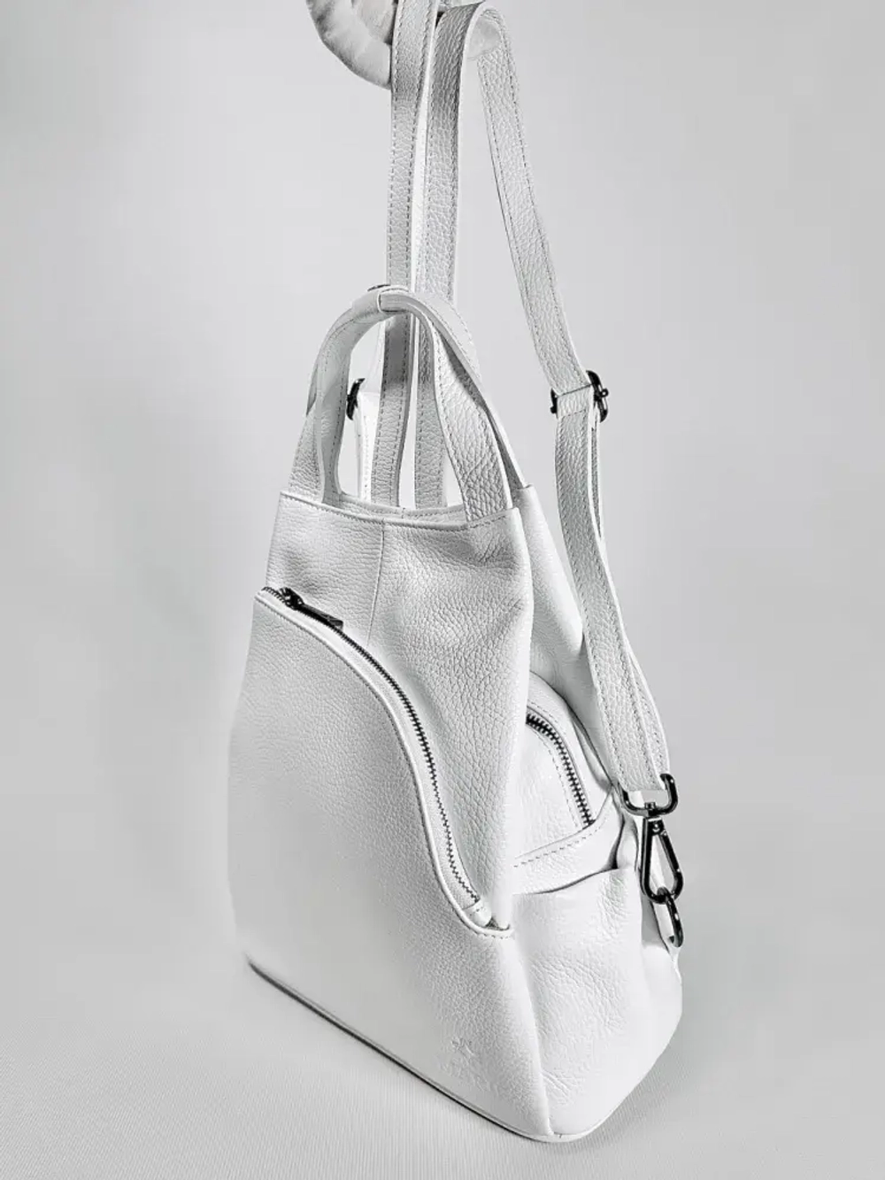 Женская сумка-рюкзак из натуральной кожи белого цвета