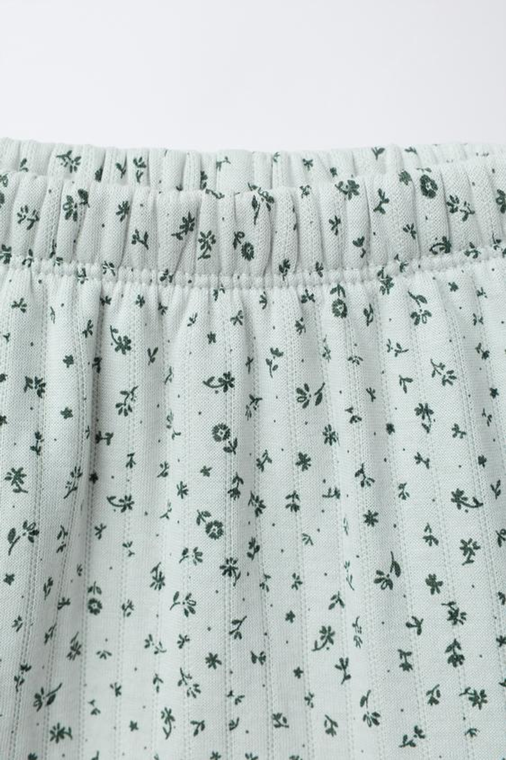 ZARA КОМПЛЕКТ ИЗ ЖАКЕТА, ФУТБОЛКИ 2 В 1 И БРЮК С ЦВЕТОЧНЫМ ПРИНТОМ, ЗЕЛЕНОВАТЫЙ