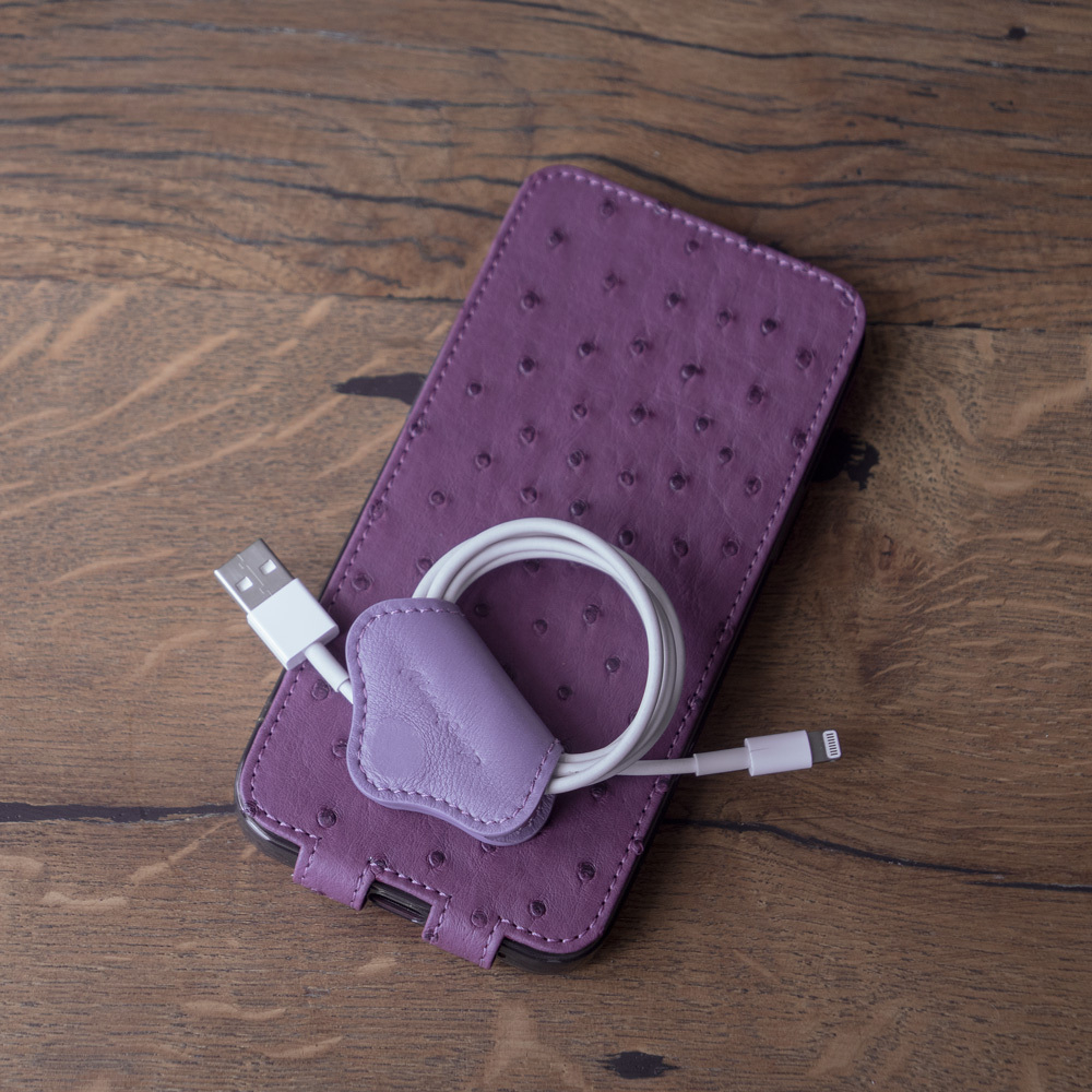 Чехол-держатель для проводов кожаный Chapeau Easy фиолетового цвета