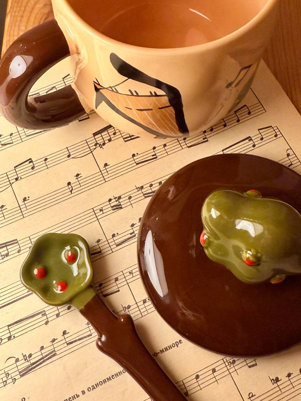 Кружка с крышкой и ложкой "Музыкальный лес"