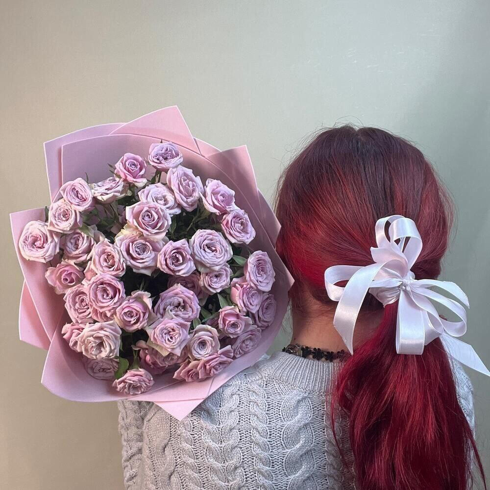Букет из 9 нежных фиолетовых кустовых роз в упаковке