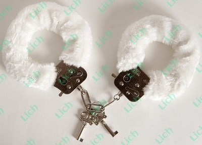 Наручники с белой меховой опушкой
