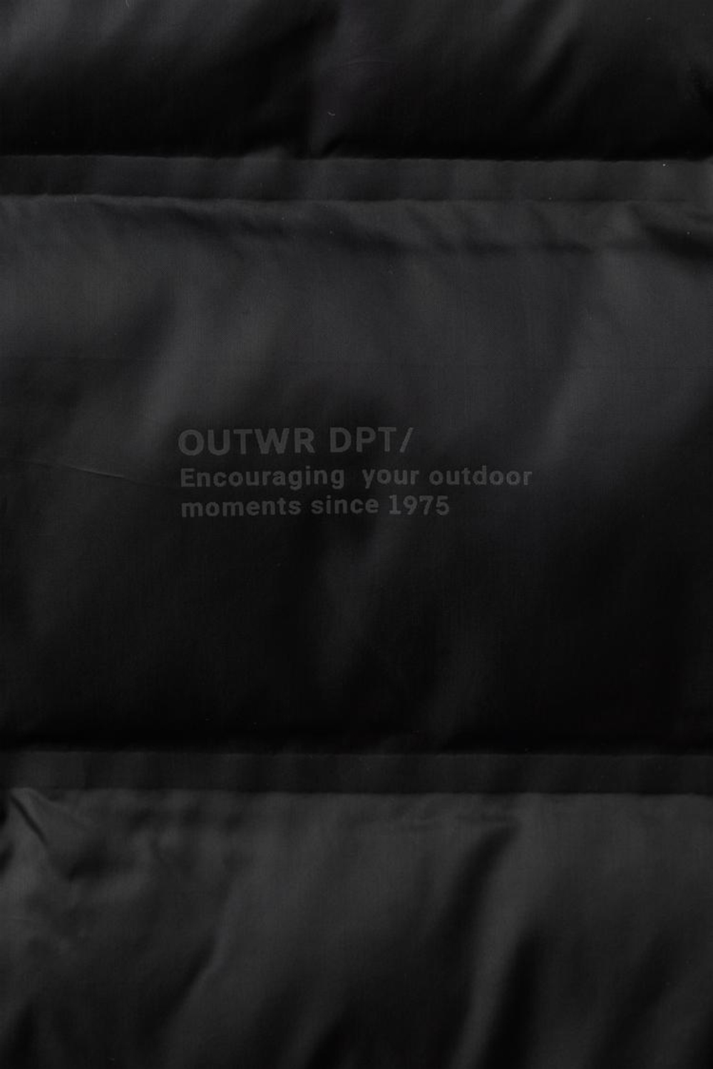 ZARA ЛЕГКИЙ ЖИЛЕТ С КАПЮШОНОМ WATER REPELLENT, ЧЕРНЫЙ