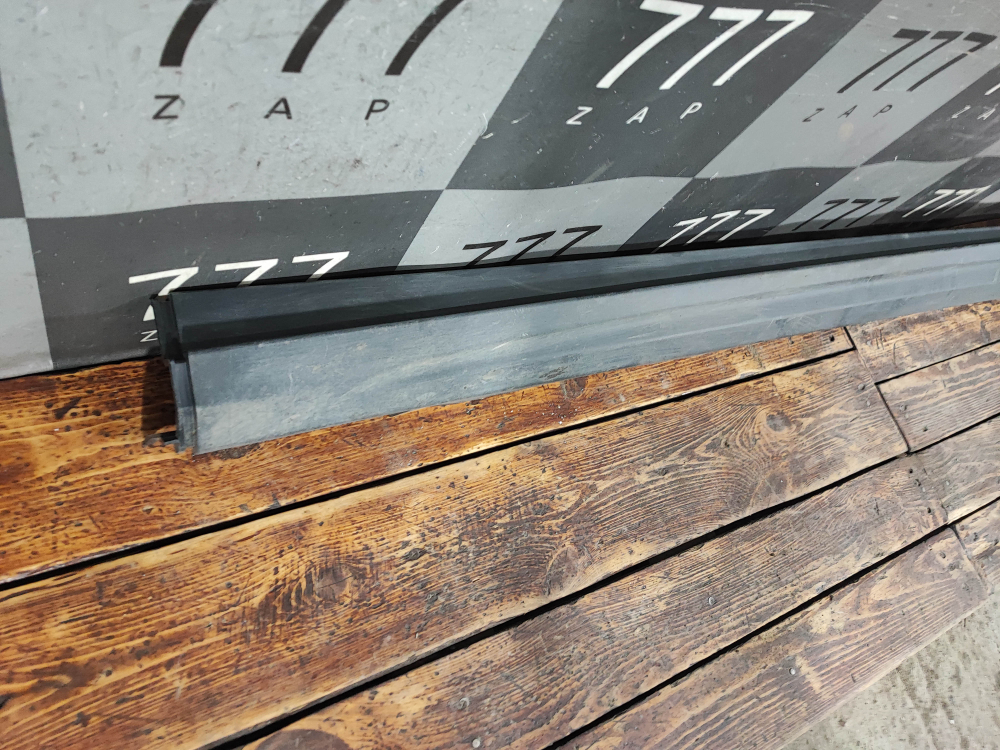 Накладка порога левого Geely Atlas Pro 21-нв Б/У Оригинал 6073065400