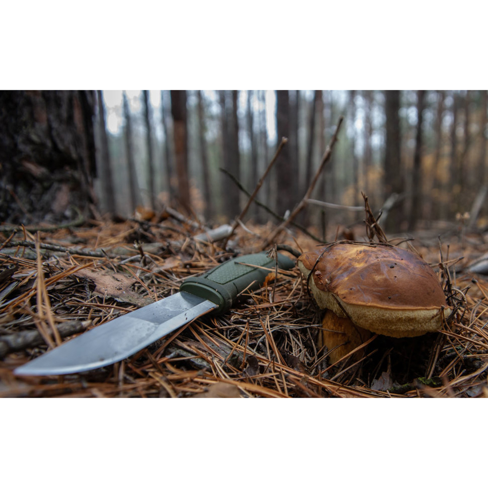Нож Morakniv Kansbol, нержавеющая сталь, прорезиненная ручка, цвет зеленый, ножны c огнивом