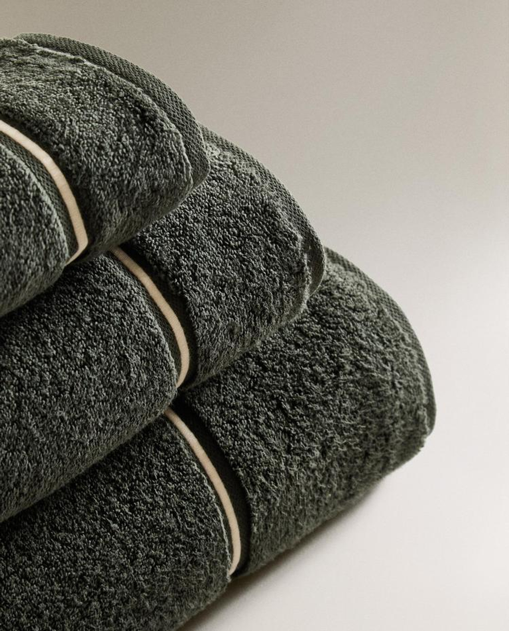 ZARA HOME ПОЛОТЕНЦЕ С ВЫШИТОЙ КАЙМОЙ, ЗЕЛЕНЫЙ