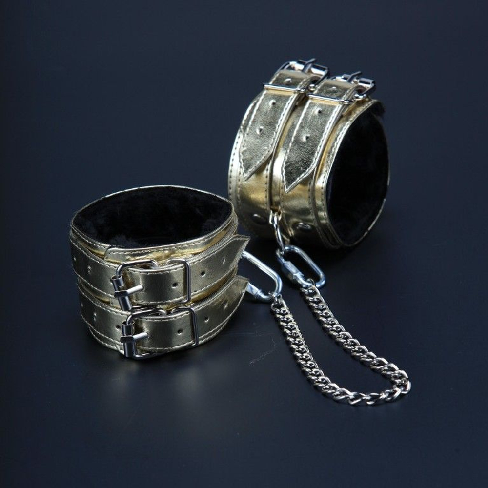 Золотистые оковы с мехом (Цвет: золото)