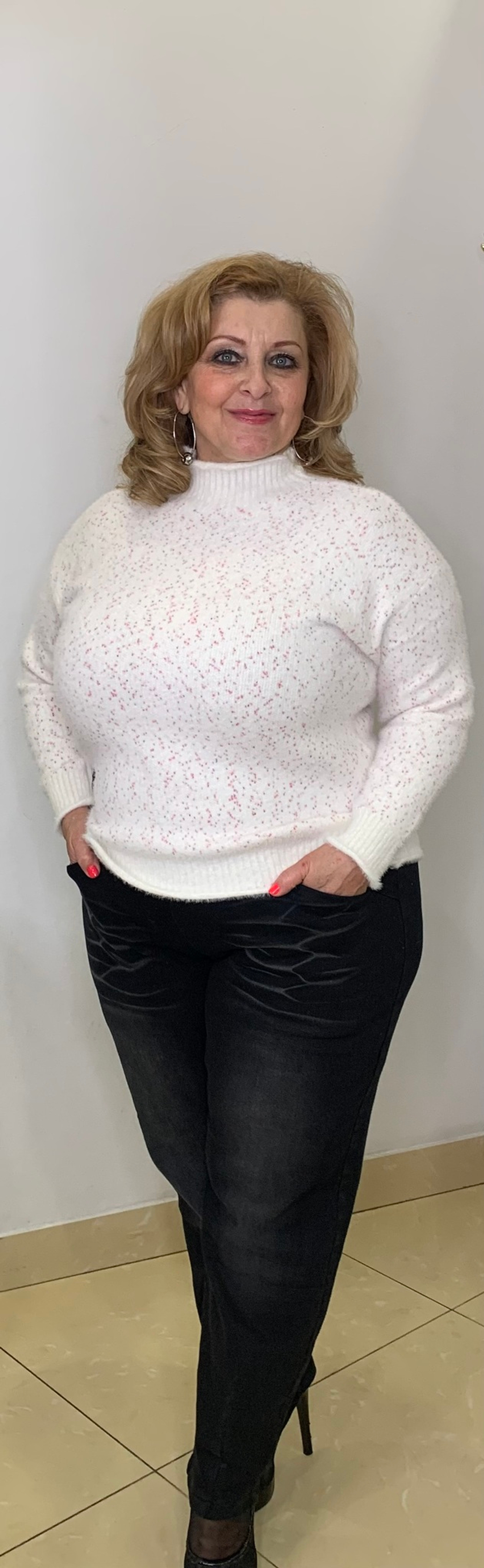 Белый  меланжевый свитер с ворсинками