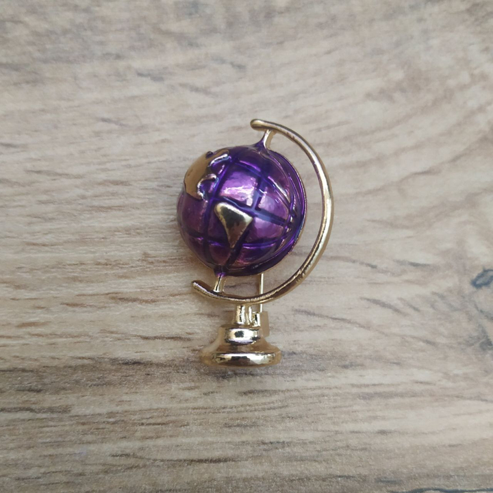 Брошь Глобус фиолетовый эмаль цветная металл золотистый