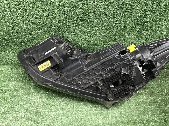 Фара правая Hyundai Grand Santa Fe 3 15-18 ксенон