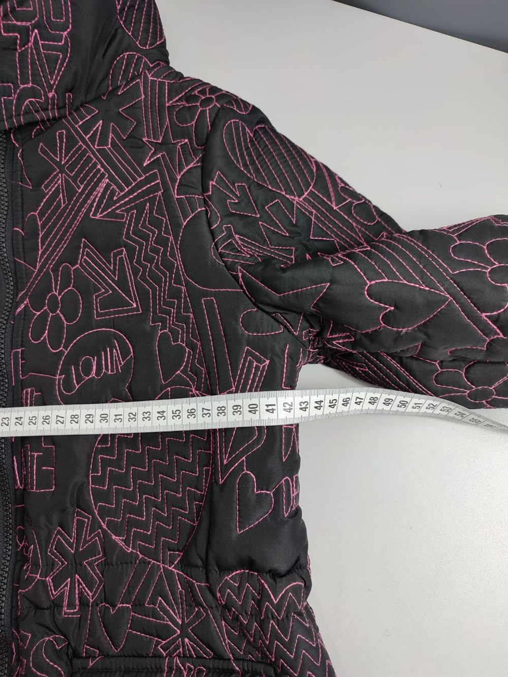 Куртка Desigual темная с розовым принтом на 13-14 лет