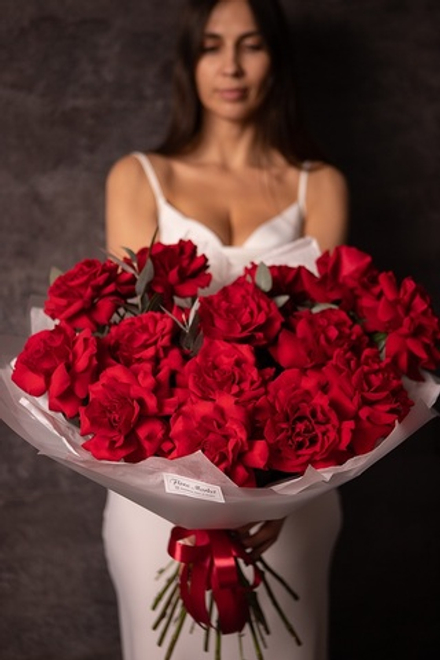 Красные французские розы премиального сорта и эвкалипт в объемном букете от Флора Маркет