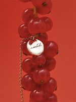 Медальон с гравировкой «Любовь никогда не перестает»