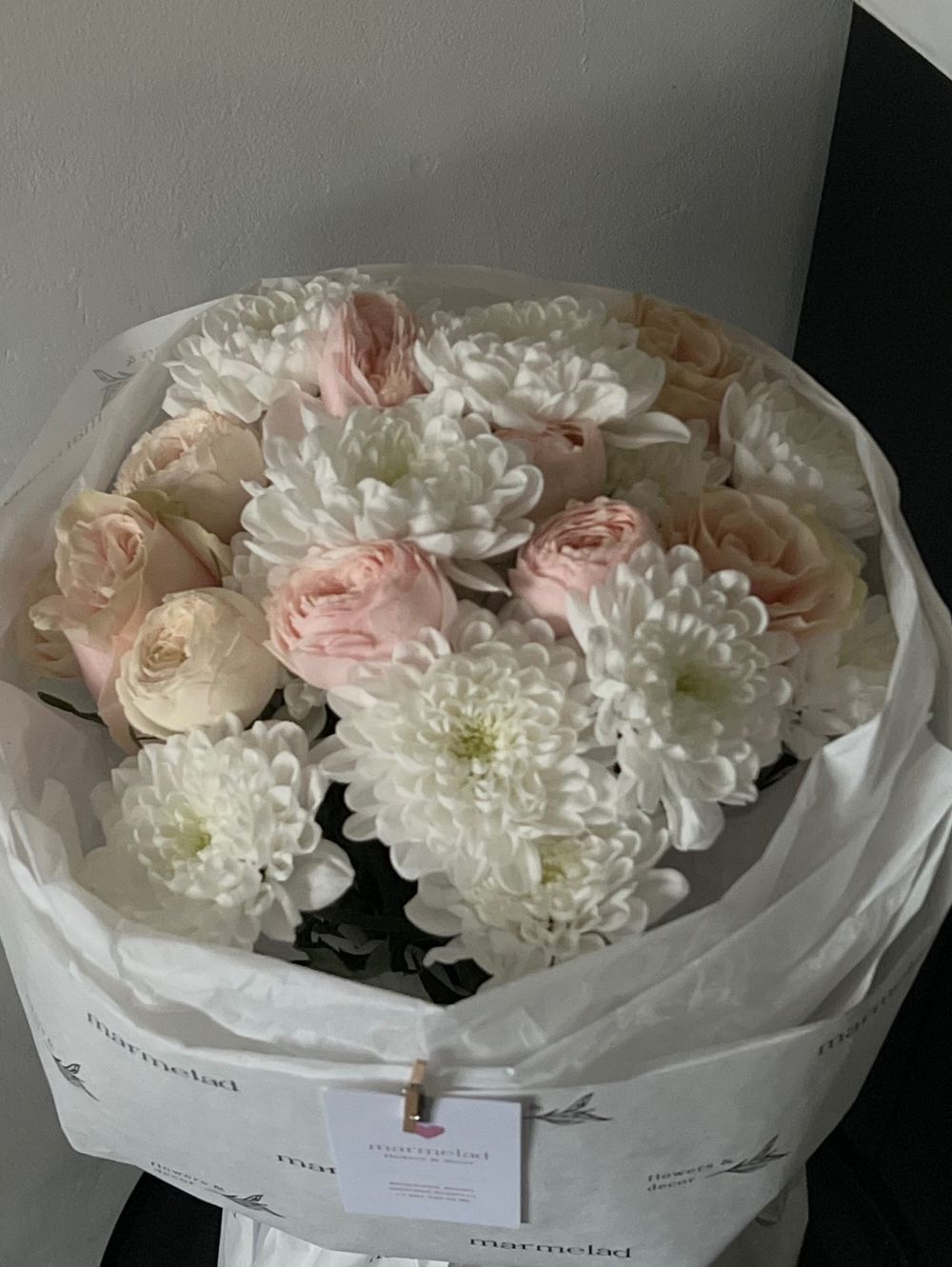 Авторский букет из хризантемы, кустовых пионовидных и классических роз