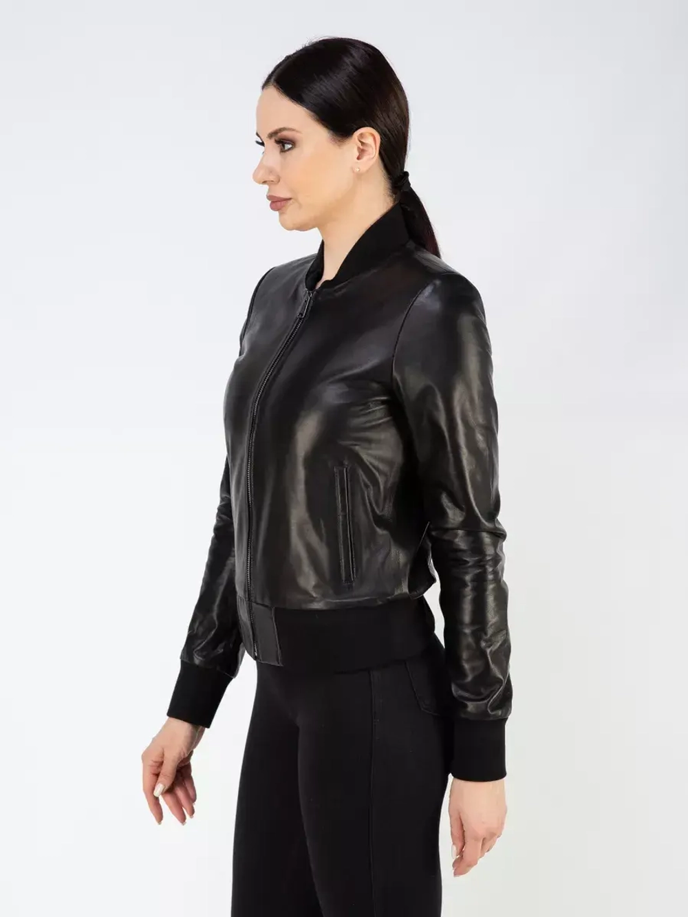 Кожаная куртка демисезонная на молнии бомбер